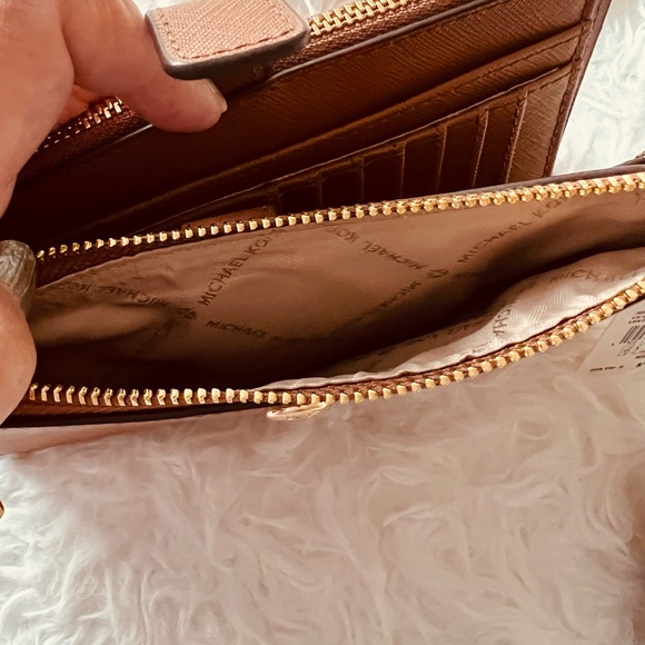 Michael Kors Double Zipper pockets ID CC and money pockets NWT leather and Logo - Picture 10 of 11